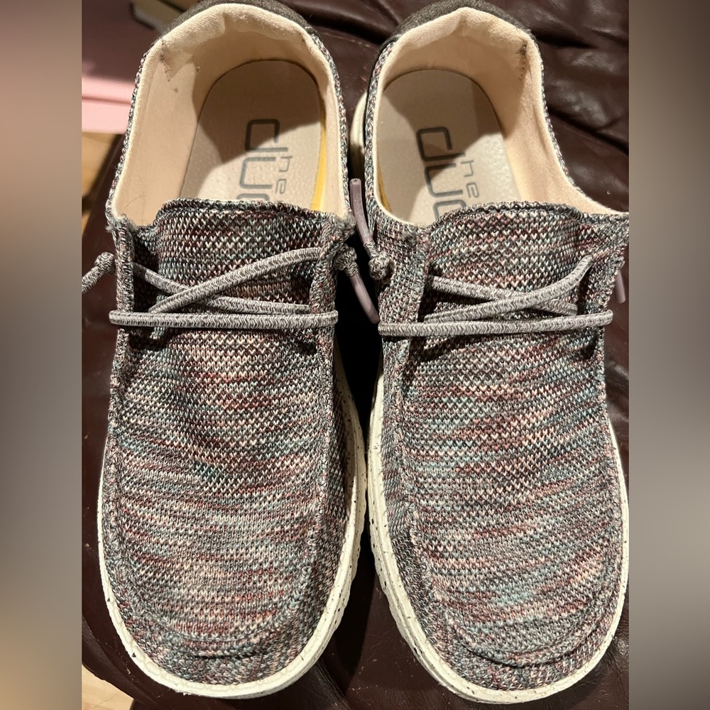 EUC multi color mauve oink Hey Dudes.